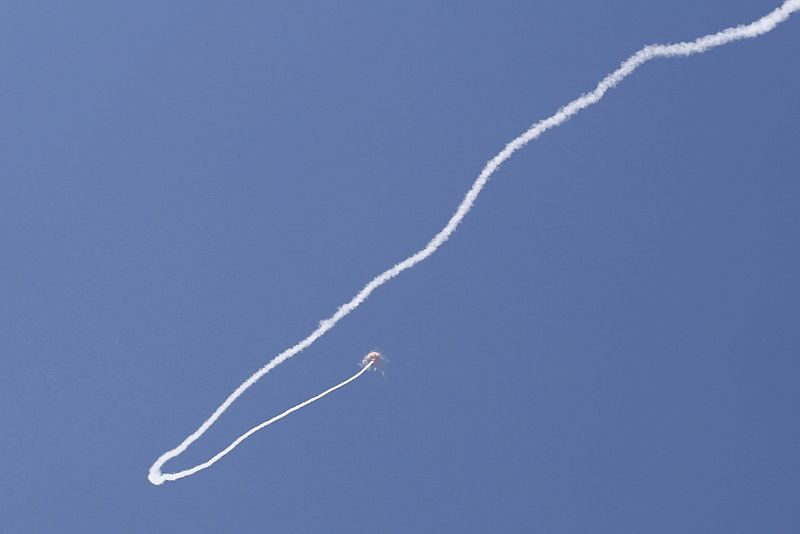 Un misil del escudo antimisiles Cúpula de hierro, intercepta un cohete lanzado desde Gaza sobre la ciudad de Ashdod, en el sur de Israel