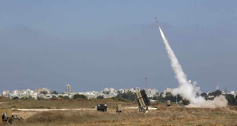 Lanzamiento de un misil del escudo antimisiles Cúpula de Hierro para interceptar un cohete lanzado desde Gaza sobre la ciudad de Ashdod, en el sur de Israel,