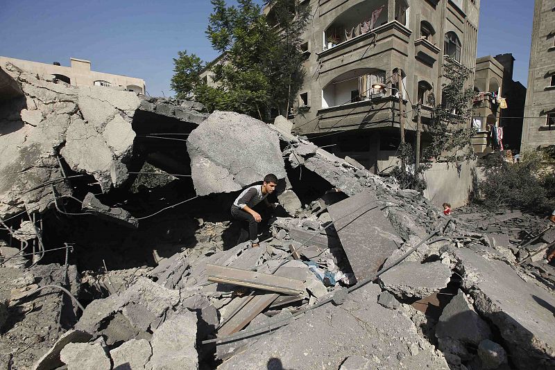 Un hombre palestino camina entre los escombros de una casa destruida durante la ofensiva israelí al norte de la Franja de Gaza.