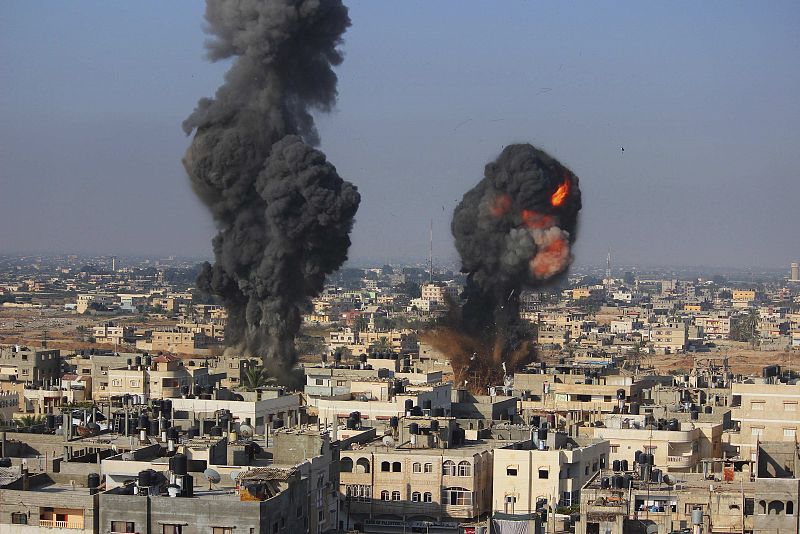 Columnas de humo tras los ataques sobre la ciudad de Rafah, al sur de la Franja de Gaza.