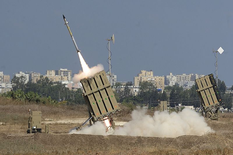 Lanzamiento de un misil por una batería de 'Cúpula de Hierro', un sistema de defensa de misiles de corto alcance, desde la ciudad israelí de Ashdod, cerca de Gaza.