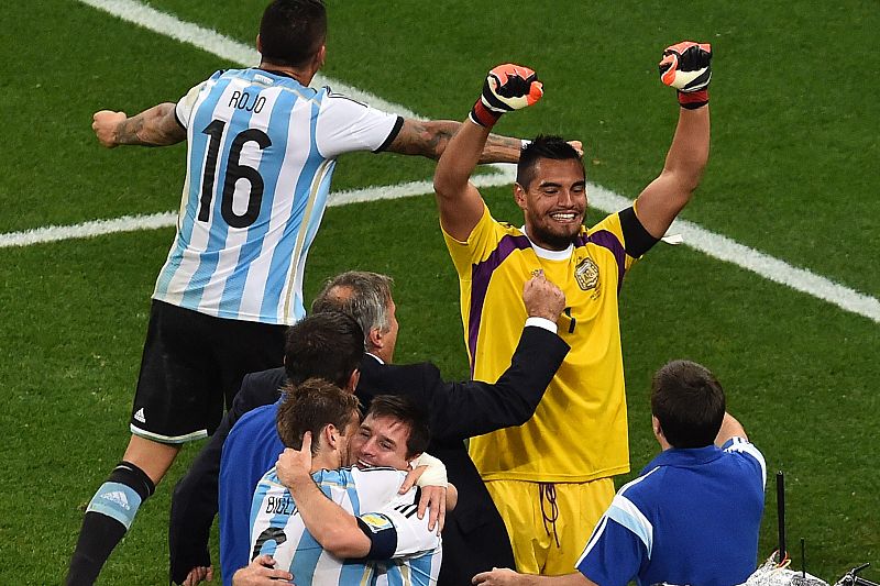 Romero celebra el pase.