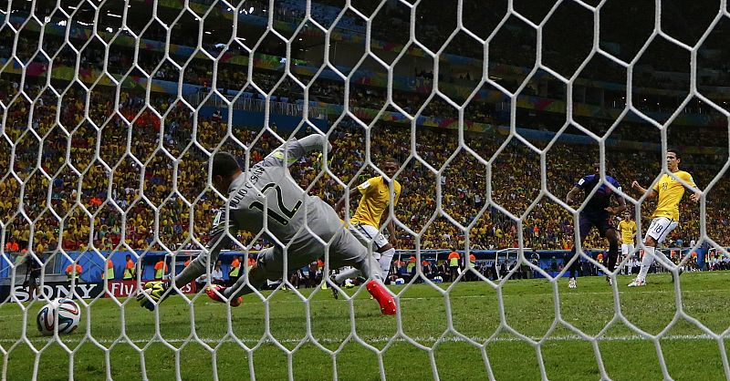 Wijnaldum anota el tercer gol para Holanda ante Brasil