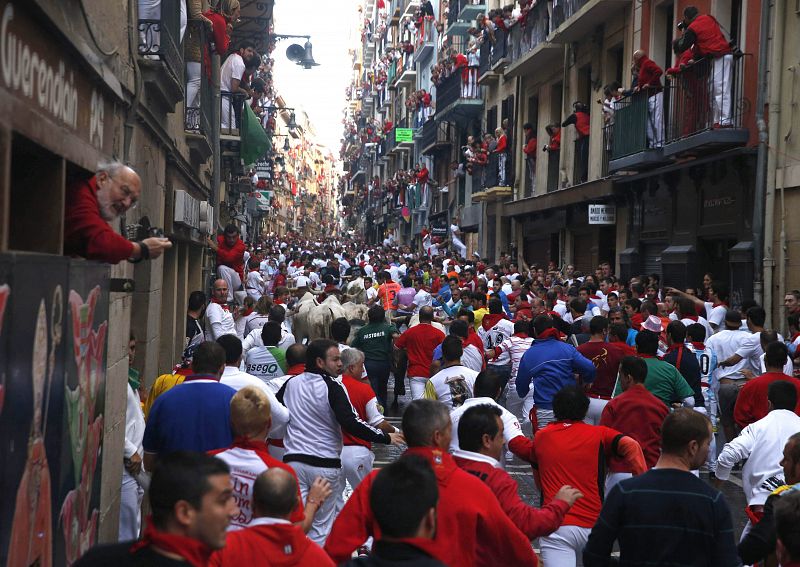 El séptimo y penúltimo encierro de los sanfermines, con los toros de Adolfo Martín