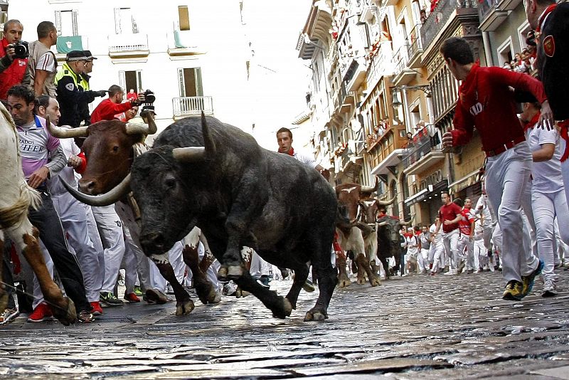 Los mozos corren por la calle Mercaderes en el séptimo encierro