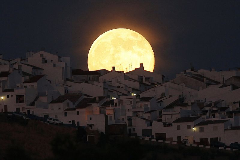 La superluna vista desde Olvera, al sur de la provincia de Cádiz.
