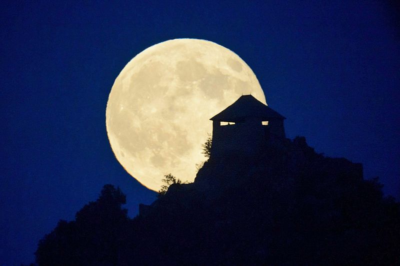 El perfil del castillo de Somoskoujfalu, a 123 km del noreste de Budapest (Hungría), marca esta imagen de la luna llena.