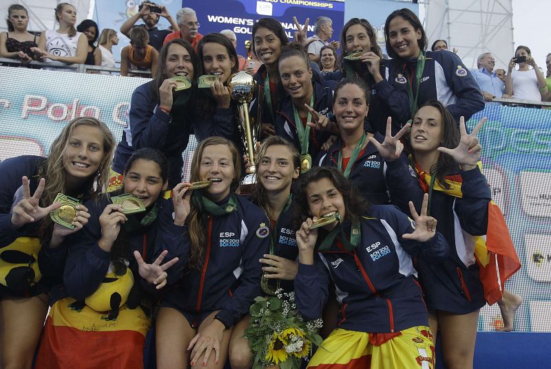 Las españolas en la foto de familia con el trofeo.