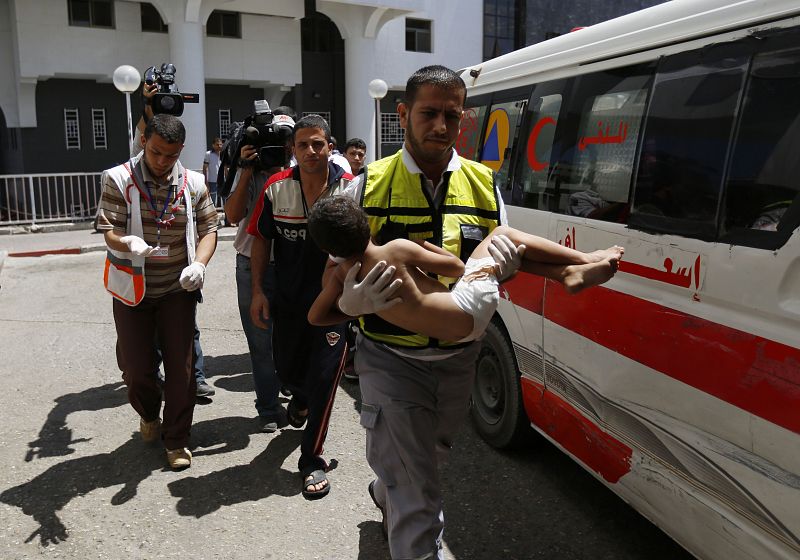 Los servicios de emergencias trasladan a un niño herido al hospital de Al-Shifa tras el ataque aéreo de Israel sobre el barrio de Sheikh Radwan en el norte de Gaza