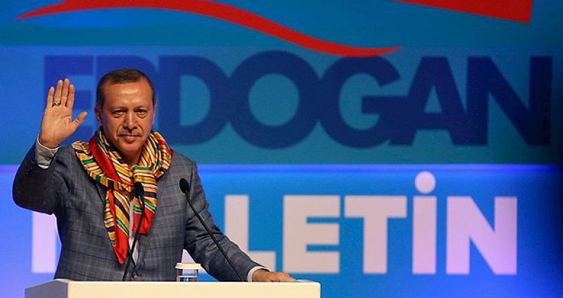 El primer ministro de Turquía y candidato presidencial Tayyip Erdogan saluda a sus partidarios durante una reunión con los grupos nómadas turcos en Ankara