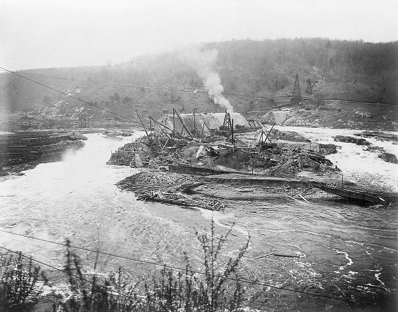 Construcción de la presa Gatún sobre el río Chagres