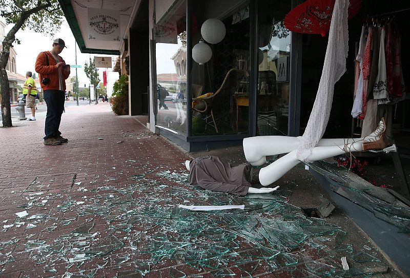 Un escaparate de una tienda aparece destrozado tras los temblores del terremoto.
