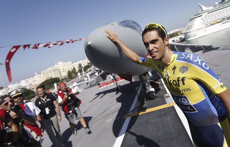 Alberto Contador posa junto a un caza en la cubierta del buque anfibio portaaviones 'Juan Carlos I'.
