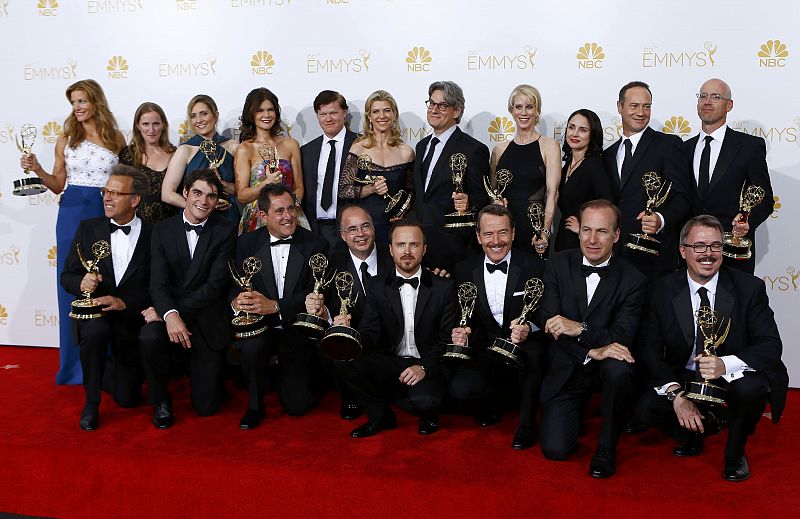 El equipo de 'Breaking Bad' posa con los premios Emmy obtenidos por su última temporada. 