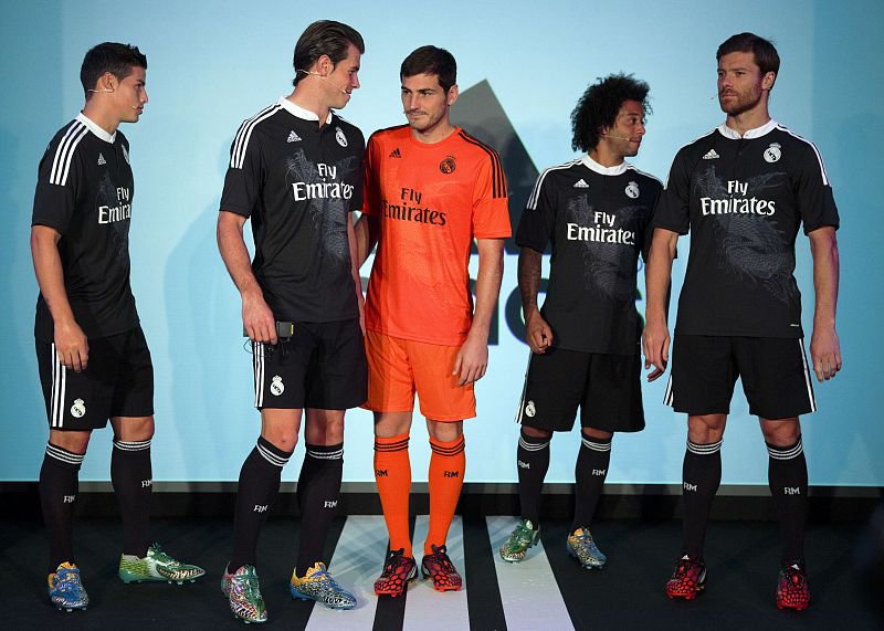 Los jugadores del Real Madrid Xabi Alonso, Marcelo, Iker Casillas, Gareth Bale y James Rodriguez (i-d) preparándose para el acto de presentación de la nueva equipación para la Champions League.