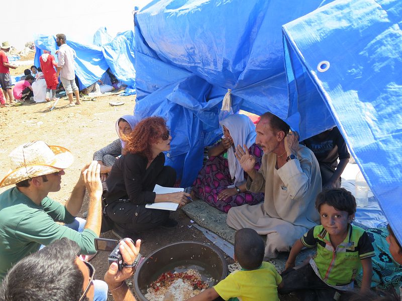 La enviada de AI a Irak, Donatella Rovera, habla con refugiados