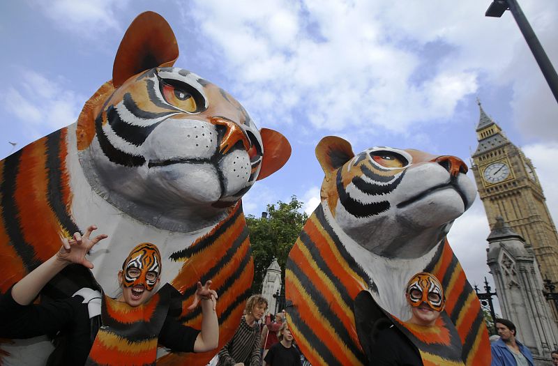 Manifestantes disfrazados de animales piden en el centro de Londres que se frene el cambio climático.