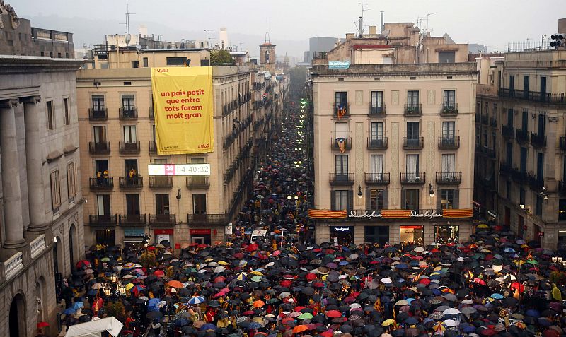 Miles de catalanes se han concentrado ante el Ayuntamiento de Barcelona