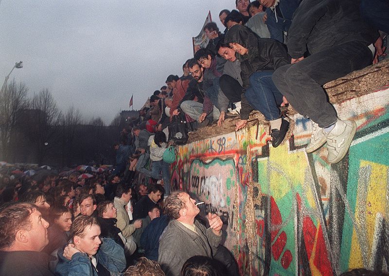 El Muro de Berlín estaba formado por bloques de 3,5 metros de alto, 1,20 m de ancho y 2,75 toneladas de peso coronados por una alambrada de púas.
