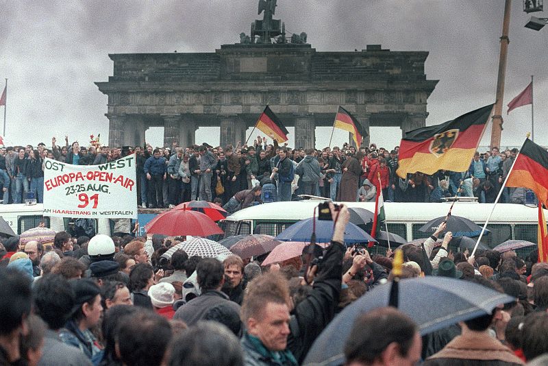 Ciudadanos alemanes celebran, cerca de la Puerta de Brandeburgo, la caída del muro y la apertura de la frontera en 1989.