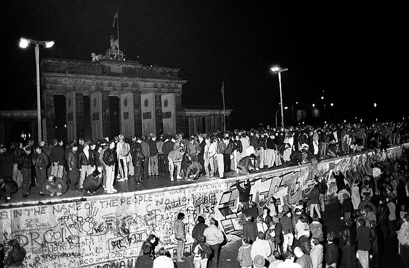 Ciudadanos del Este y Oeste de Alemania celebran, en la Puerta de Brandenburgo, la apertura de la frontera en 1989.