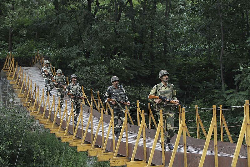 Soldados indios patrullan la línea que divide Cachemira entre India y Pakistán