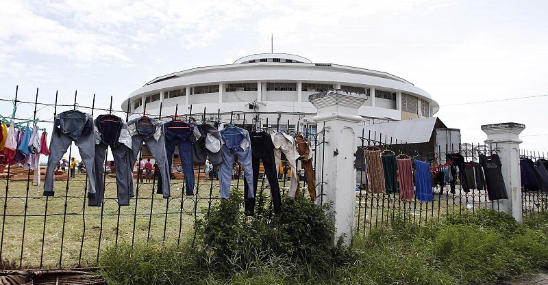 Ropa tendida junto al estadio de Tacloban, ciudad arrasada por el tifón