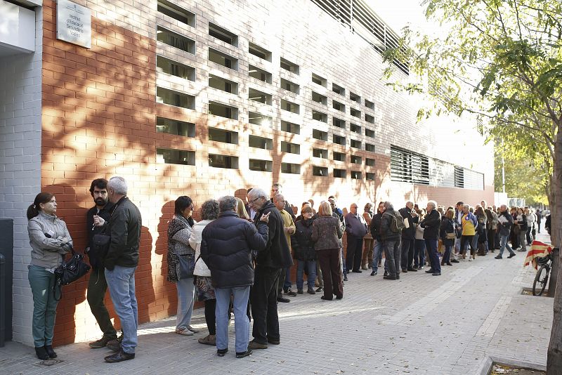 Colas en un instituto de educación secundaria de Sabadell para la consulta del 9N que se celebra hoy en Cataluña.