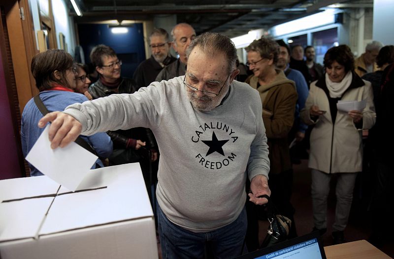 Los mensajes políticos no han faltado en la ropa de algunos de los ciudadanos que se dirigían a votar en este proceso participativo no vinculante del 9N.