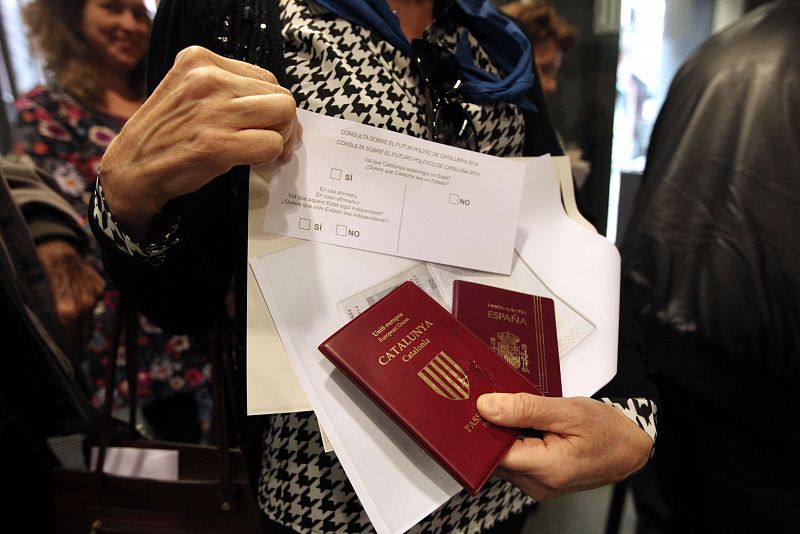 Una mujer se prepara para votar en la Casa de la Generalitat de Cataluña en Perpiñán, en Francia