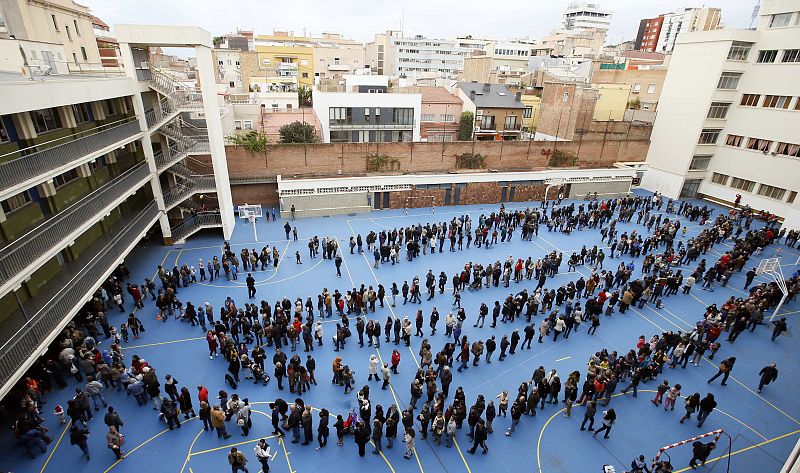 Los catalanes esperan en largas colas para votar en la consulta del 9N