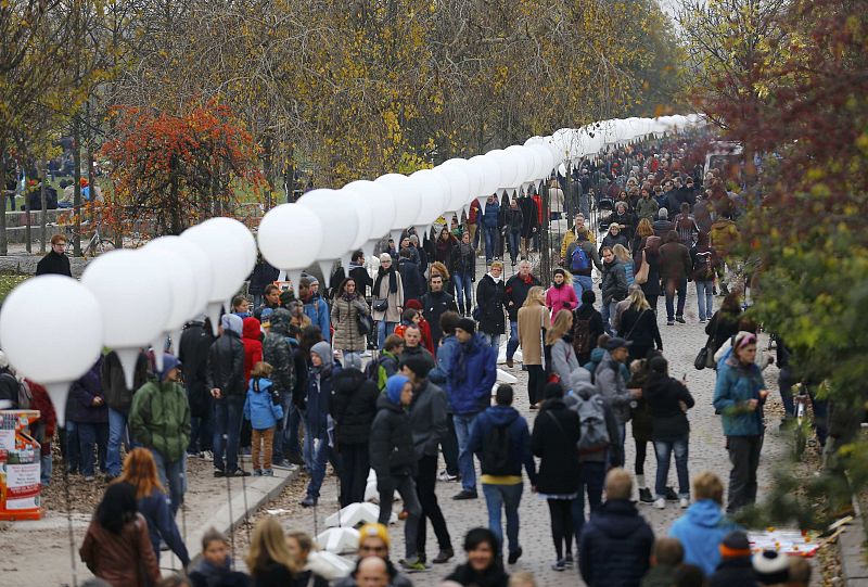 Globos blancos cubren el recorrido del muro de Berlín hace 25 años