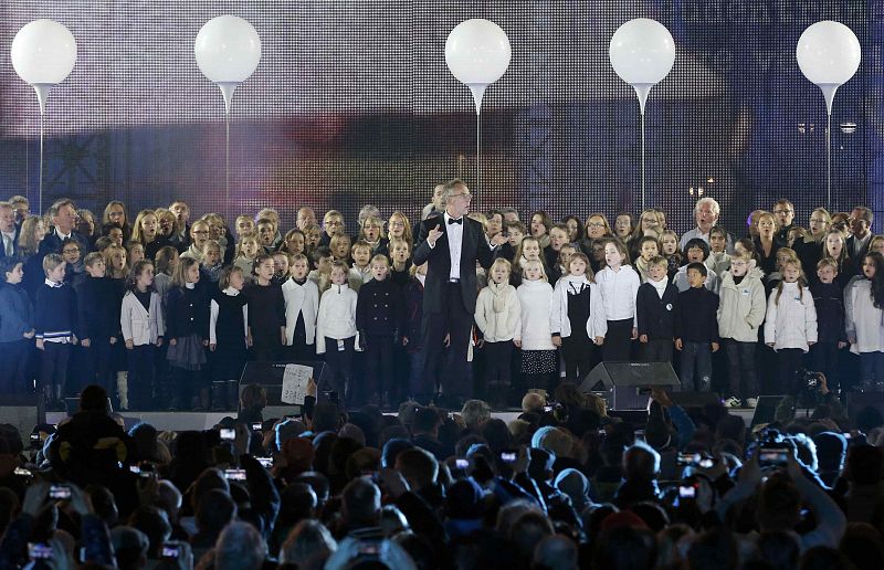Un coro actúa en el escenario que se ha montado frente a la Puerta de Brandenburgo, en Berlín.