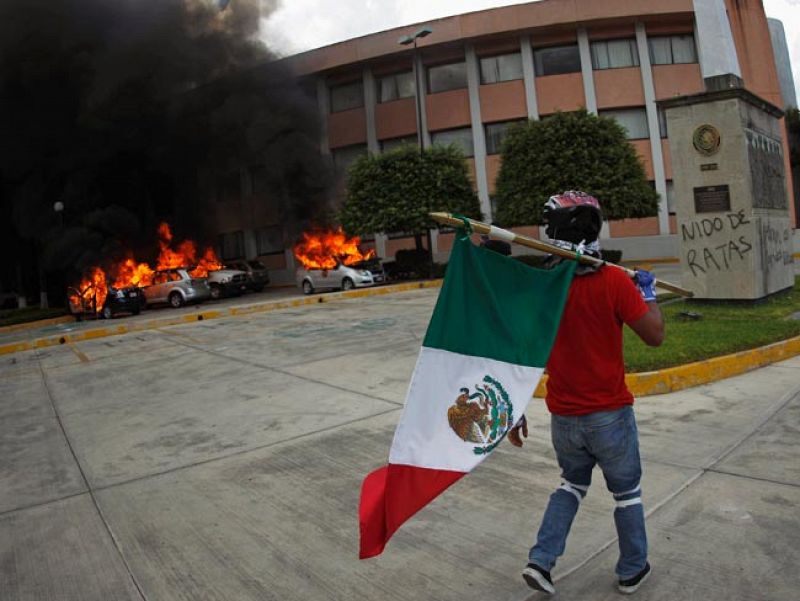 Un miembro del sindicato de maestros ante la sede del Congreso estatal de Guerrero, México. Foto: REUTERS/Jorge Dan Lopez