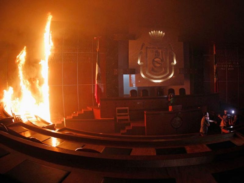 Los manifestantes han prendido fuego en el hemiciclo. Foto: REUTERS/Jorge Dan Lopez