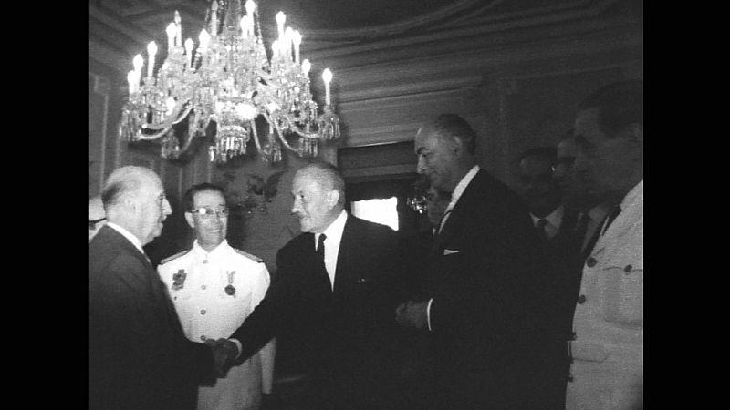 Franco saluda a sus ministros antes de la reunión del Consejo en San Sebastián en 1964