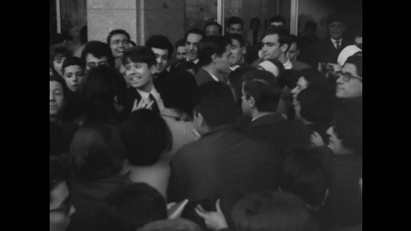 Raphael en Barajas a la vuelta de Eurovisión, 1966.