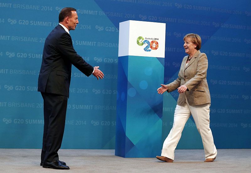 El primer ministro australiano Tony Abbott (i) recibe a la canciller alemana Angela Merkel