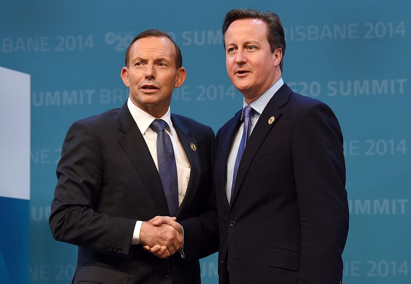 El primer ministro australiano Tony Abbott (i) posa con su homólogo británico, David Cameron