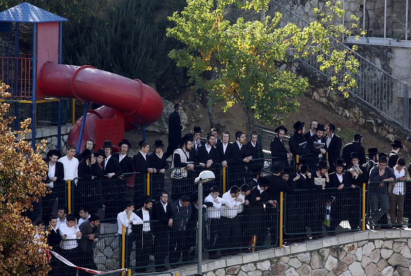 Ultraortodoxos obervan el lugar donde se ha producido el ataque, en el barrio de Har Nof, en Jerusalén Oeste