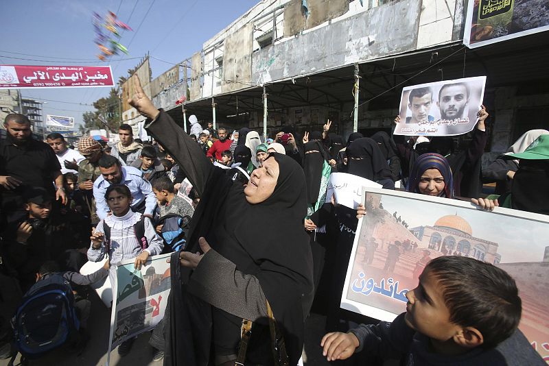 Palestinian womRafah, franja de Gaza: mujeres palestinas reparten dulces para celebrar el atentado en Jerusalén