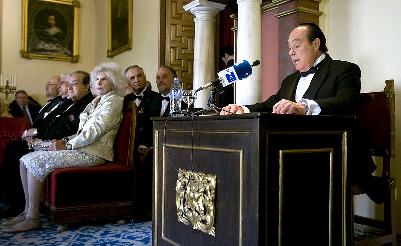 La duquesa de Alba (i) durante la intervención de Curro Romero (d) en el acto de toma de posesión como miembro de la Real Academia de Bellas Artes Santa Isabel de Hungria de Sevilla (2008)