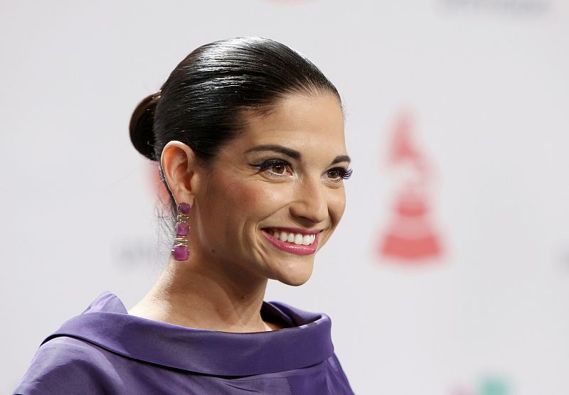 La cantante Natalia Jimenez en la alfombra roja de los Grammy Latino 2014.