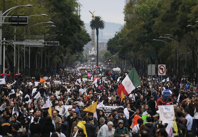 Los manifestantes recorren la Avenida de la Reforma durante la jornada de protestas en México