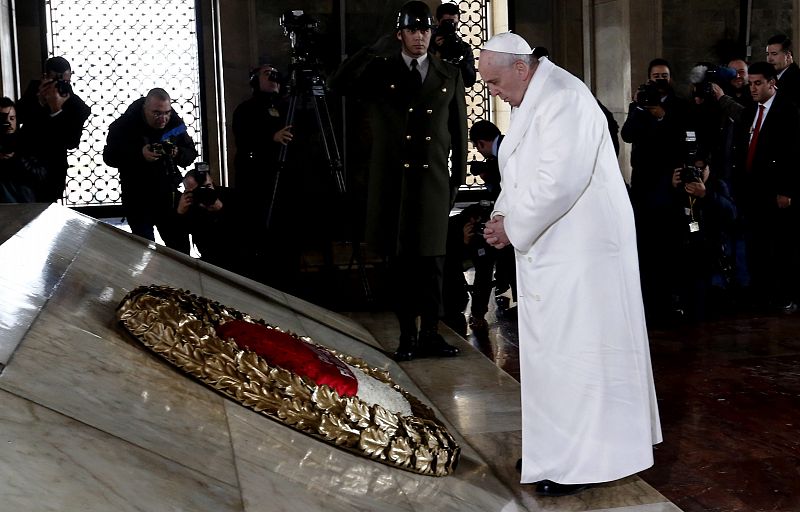 El papa Francisco asiste a una ceremonia floral en el Mausoleo de Mustafa Kemal Ataturk, fundador de la Turquía moderna, en Ankara (Turquía).