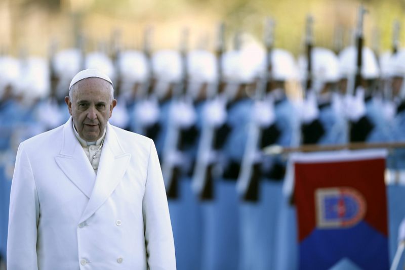 El papa Francisco acude a la ceremonia de bienvenida celebrada en el nuevo palacio presidencial de Ankara (Turquía).