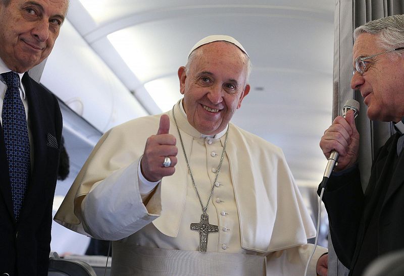 El papa Francisco (c) posa a bordo del avión que le llevó a Ankara (Turquía), en el aeropuerto Fiumicino de Roma (Italia).
