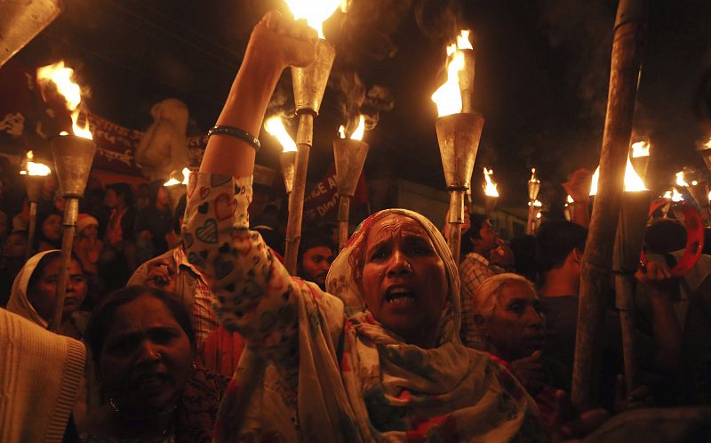 Varios supervivientes y familiares de las víctimas del accidente industrial en la ciudad india de Bhopal portan antorchas durante una marcha por el trigésimo aniversario de la tragedia.