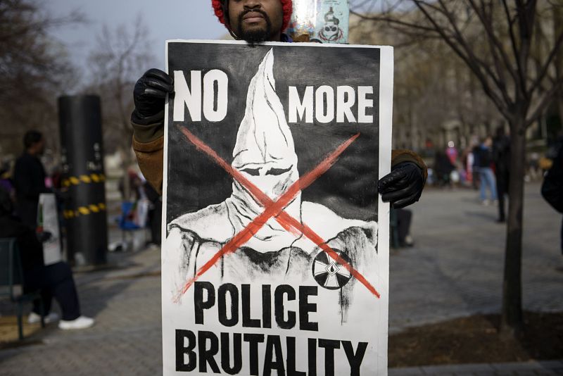 Los asistentes a las marchas protestan contra los actos de brutalidad policial hacia la población afroamericana.