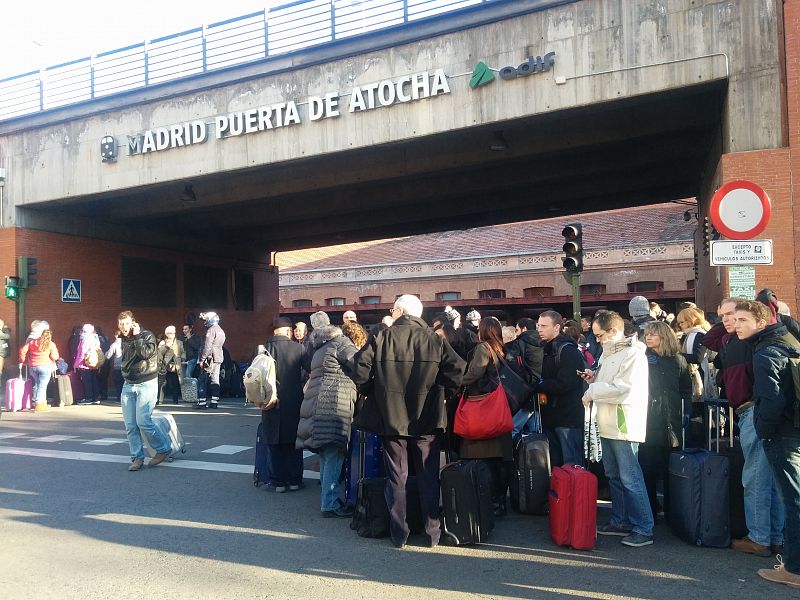 La Policía ha desalojado la estación de Atocha después de que un hombre, ya detenido, amenazara con suicidarse dentro de un tren con explosivos que, según ha dicho, llevaba consigo.